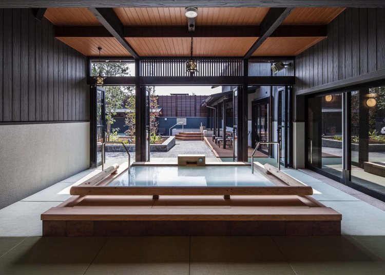 やさしい湯触りで、美肌効果も期待できるシルク湯。