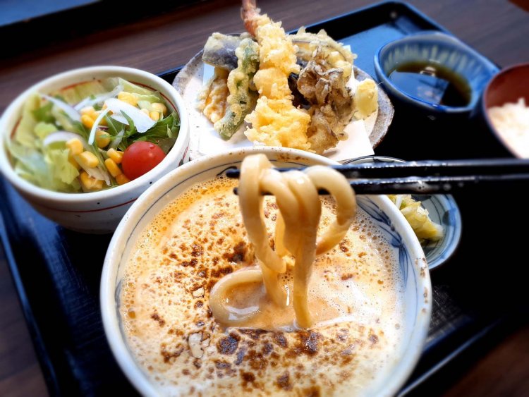 和食レストラン「みやび」の名物になっているたまふわ杉農うどん御膳は、地元の杉戸農業高校の生徒と共同で開発した人気ナンバー1メニュー。