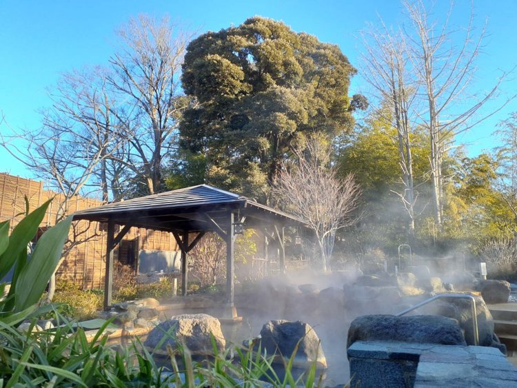 緑に包まれた庭園露天風呂エリアは広々とした心地よい空間で、森林浴気分も味わえる。