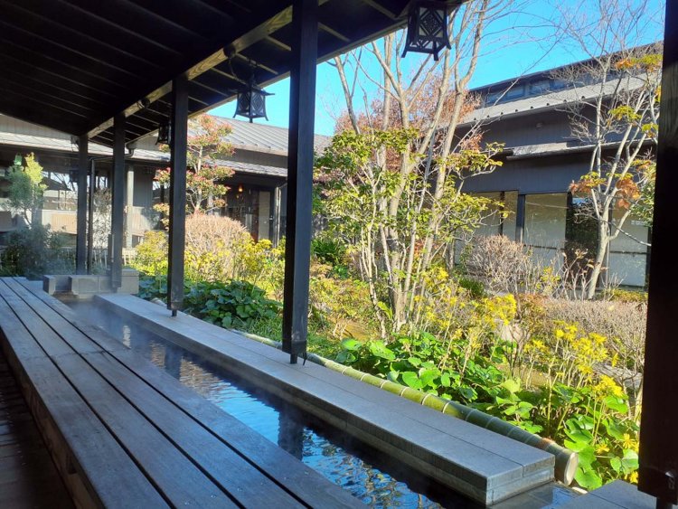 植栽が美しい中庭に面した足湯。温泉なのでしばらくするとポカポカしてくる。