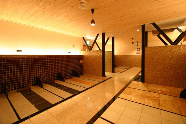 岩盤処「楽癒」の利用は中学生以上。華は男女共用10床、咲は男女共用10床・女性専用8床。