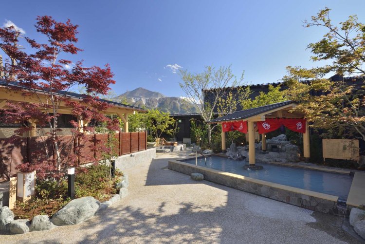 開放的な露天風呂から荒々しい山肌を見せる武甲山が見える。