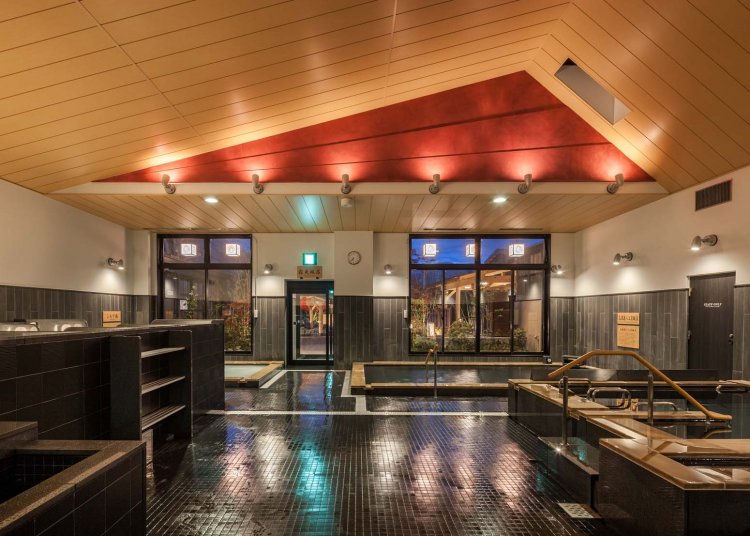 さまざまな浴槽を備えた内湯。洗い場も広くて使いやすい。