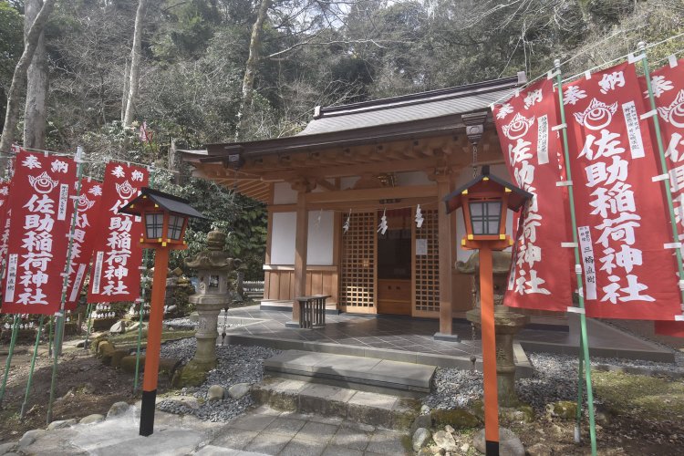 石段を登りきった場所に立つ拝殿。