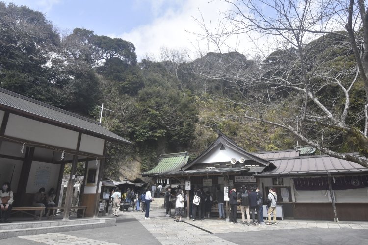 右側の社務所の左奥に本宮があり、その奥の洞窟が奥宮。