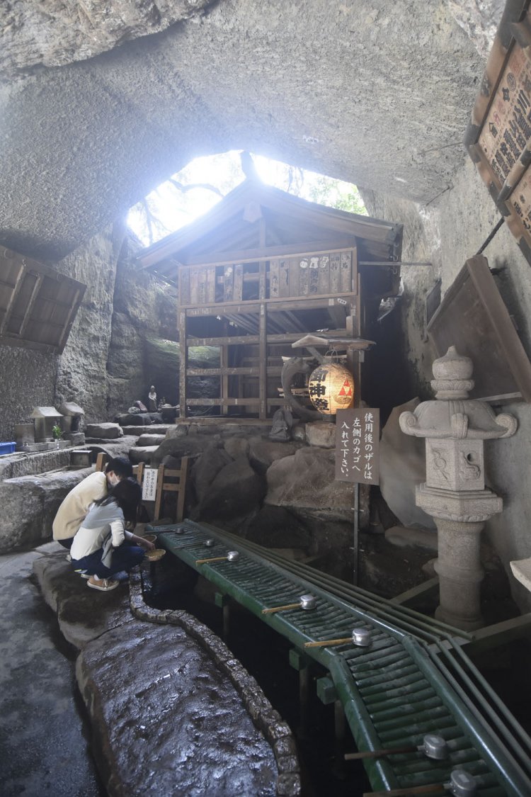 第5代執権の北条時頼がこの霊水で銭とともに心身を清め、一族の繁栄を願った。