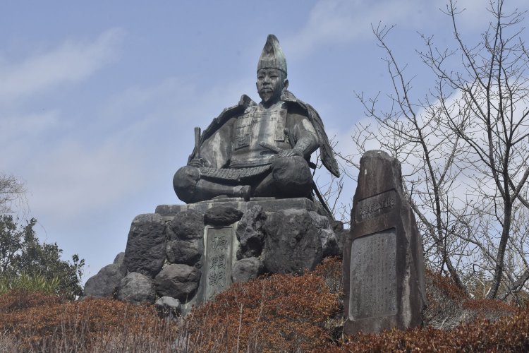 源氏山公園のシンボルとなっている甲冑姿の凛々しい頼朝公像。昭和55年（1980）頼朝の鎌倉入り800周年を記念し、山上広場に建てられた。