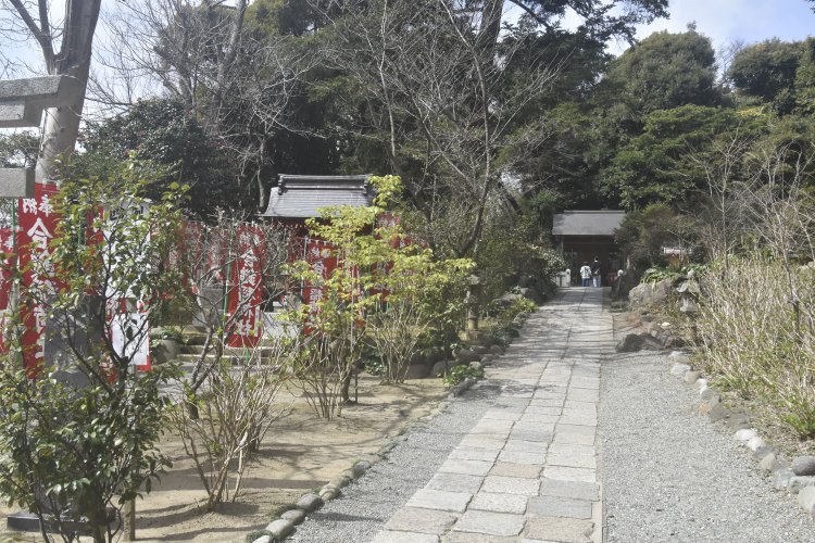 明治になり日野俊基を主祭神として創建された葛原岡神社。源氏山には日野俊基の墓もある。