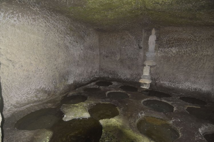 岩窟内に霊験あらたかな功徳水が湧く十六井戸。