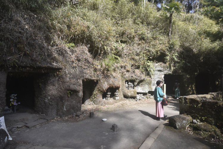 墓地の一番端の崖には、やぐら（横穴墳墓）が穿たれている。