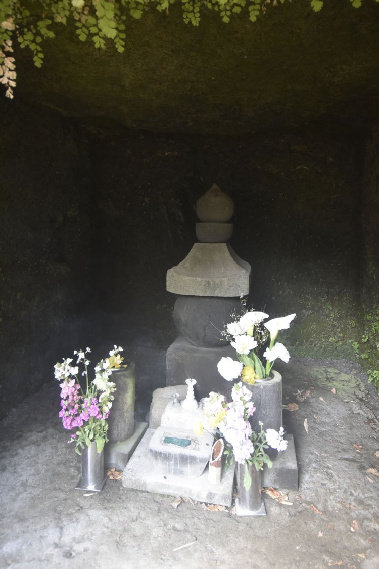 北条政子のものと伝わる墓。