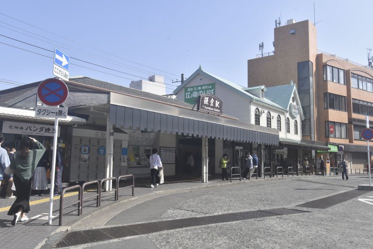 江ノ電の駅舎がおしゃれな鎌倉駅西口。