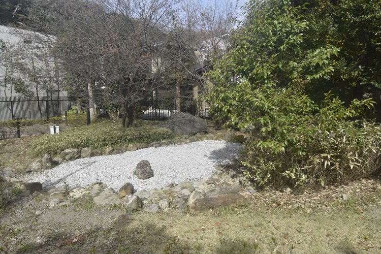 『鎌倉歴史文化交流館』が立つ場所には安達氏の菩提寺・無量寿院や屋敷があった。発掘調査で池の跡が見つかった。