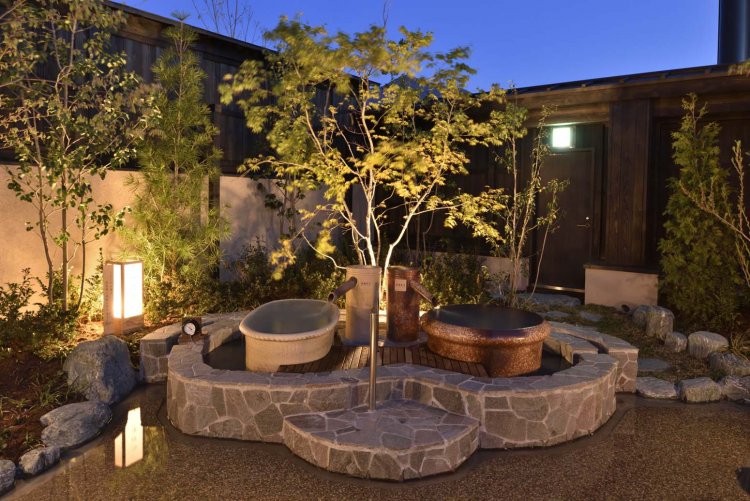 つぼ湯は一人サイズの贅沢な風呂。浴槽から湯があふれる爽快感を楽しもう。