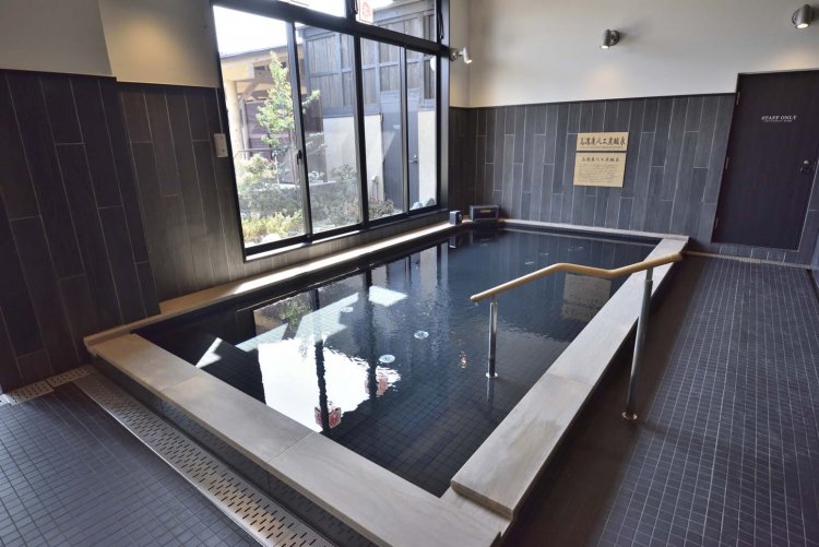 38℃前後に設定された高濃度人工炭酸泉。ぬる湯なので長湯を楽しみたい。