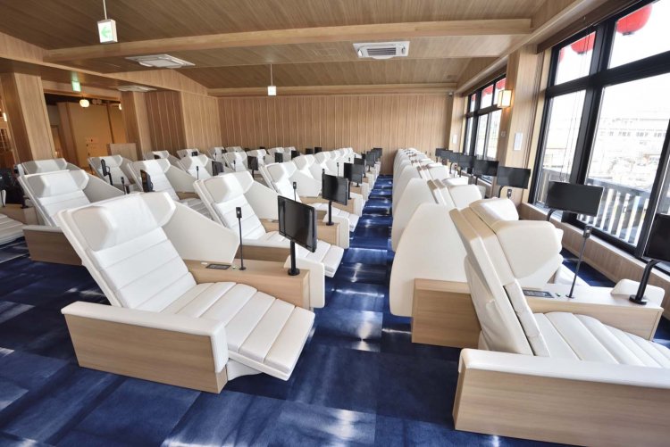 ゆったりサイズのリクライニングシートを備えたくつろぎ処。