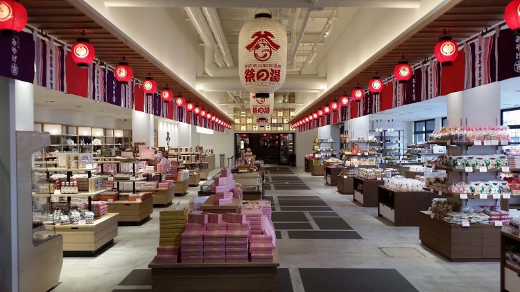 ちちぶみやげ市は、秩父の定番土産のしゃくしな漬や豚肉の味噌漬などの食品から、伝統工芸品の秩父銘仙など多彩な品ぞろえ。