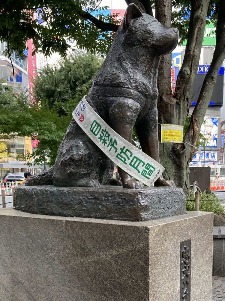 2021年9月撮影。9月の「自殺予防週間」に合わせてのタスキ。