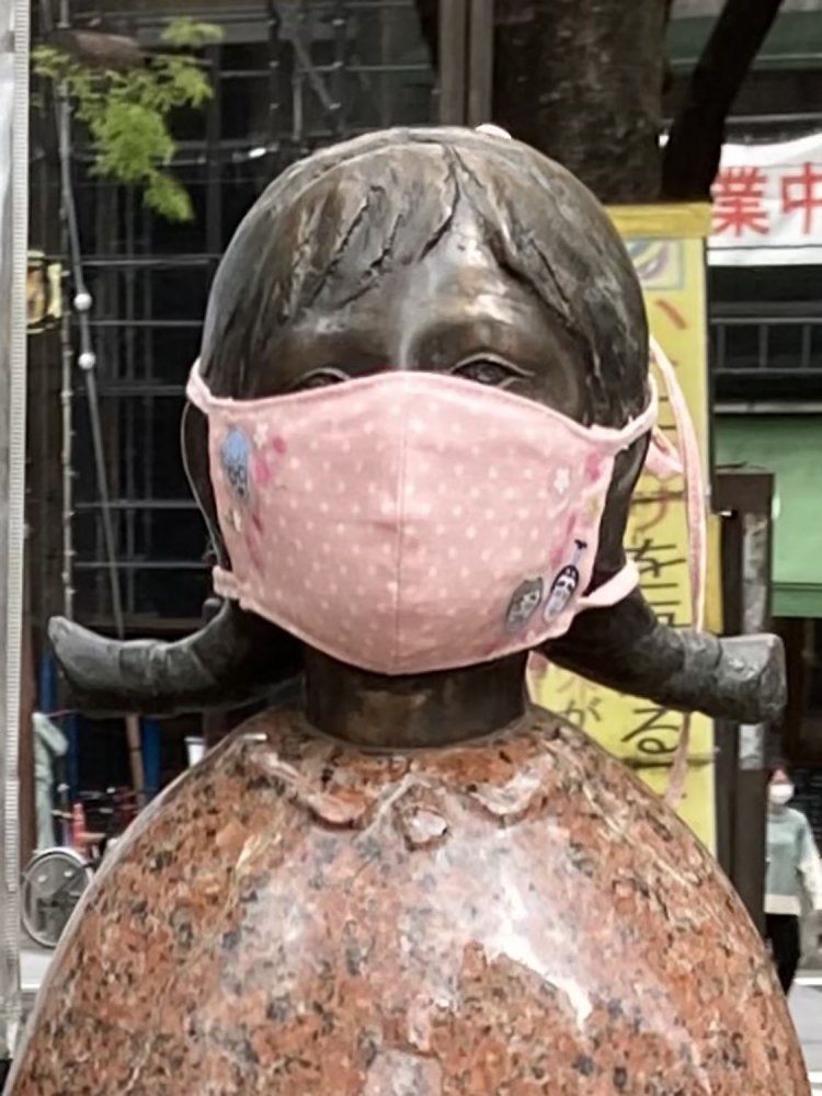 2021年4月撮影。マスクの右下にバカ殿と変なおじさん、左上にひとみばあさんが刺繍されている。