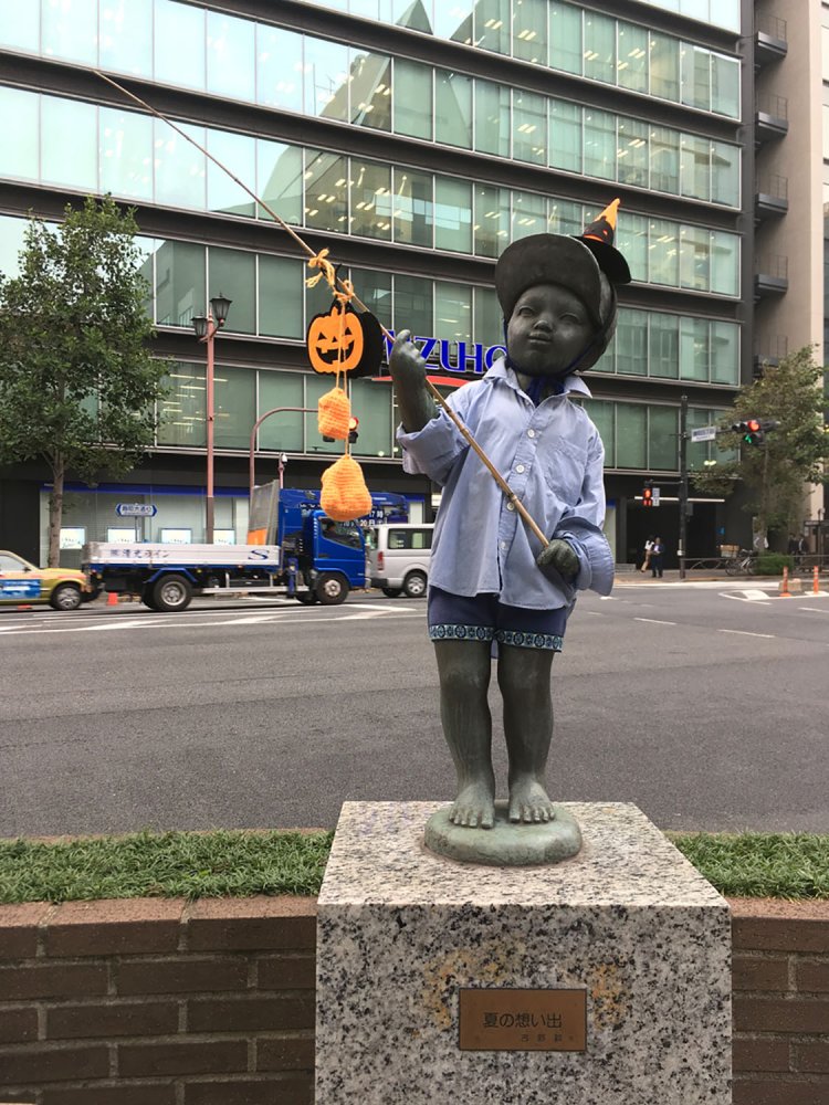 初めて意識した少年像。そもそもの帽子の上にハロウィン仕様の三角帽がかぶせられている（2018年10月）。