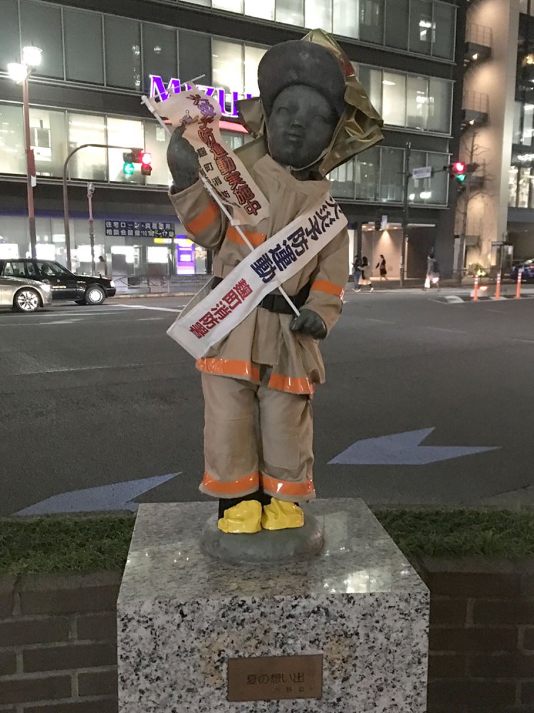 2020年3月撮影。春の火災予防運動の時にはベージュの防火服になっていた。