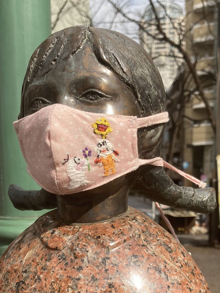 2022年3月撮影。Ｑ太郎にガールフレンドのＵ子さん、弟のＯ次郎まで刺繍されているが、なぜこの刺繍なのかがわからない。