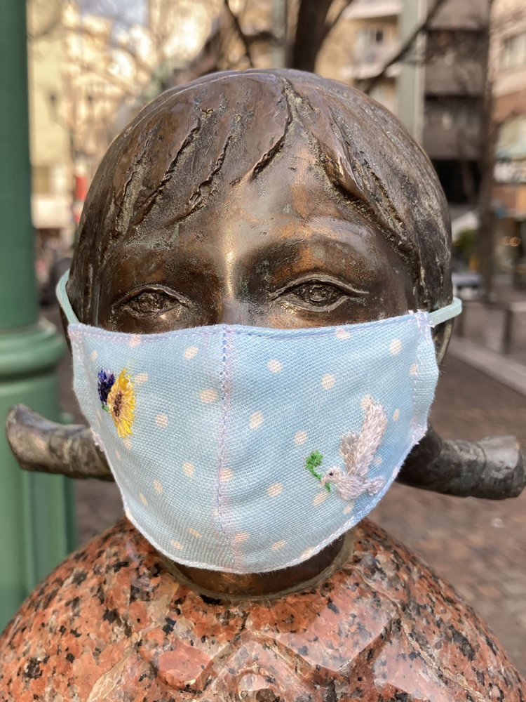 2022年3月撮影。平和への願いを刺繍から感じ取ることができる。