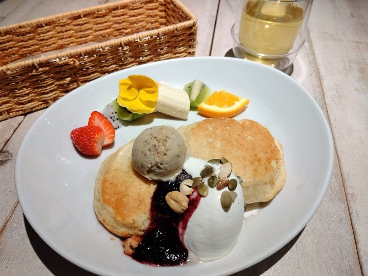 見るからに美しくも愛らしい天上のヴィーガンパンケーキ1760円。ふんわりもっちりとしたパンケーキは意外と腹持ちも抜群。