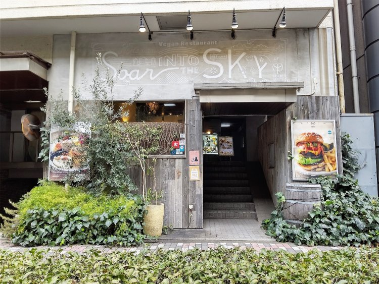 アイビーやオリーブの緑がウッディな外観に調和するお店のエントランス。