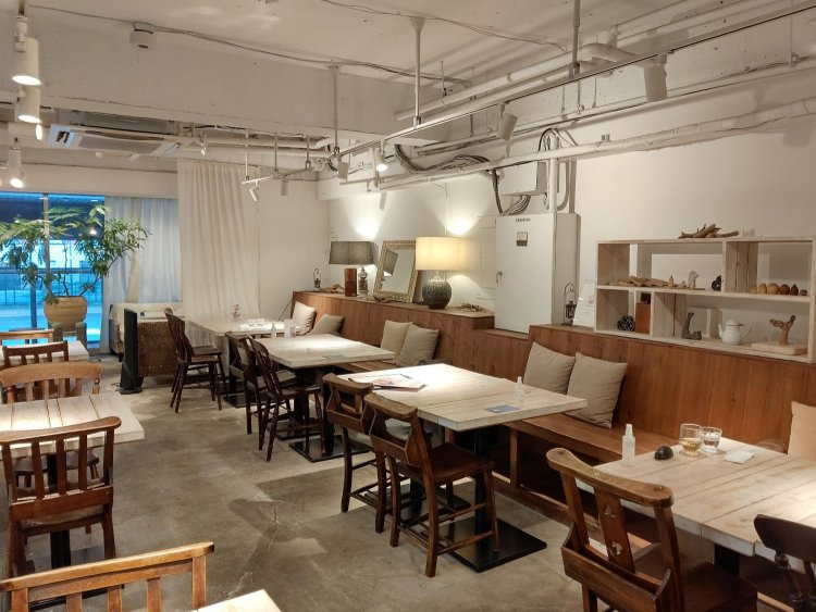 白と茶を基調にしたナチュラルなインテリア。テーブル席は60席ある。