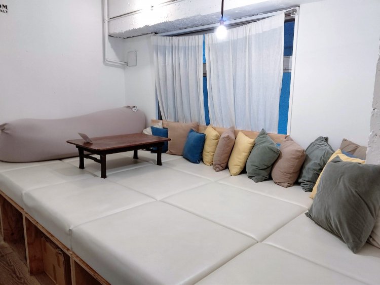 靴を脱いでリラックスできる小上がり席。椅子席とはまた違ったくつろぎがある。