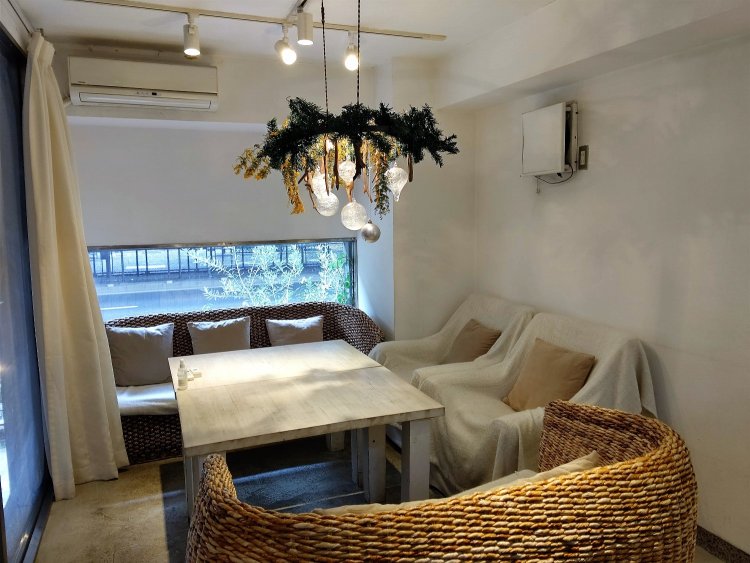 ラグジュアリーな雰囲気が漂う個室は予約制。プライベート感を大切にしたい人に。