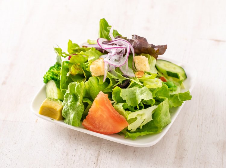 新鮮でみずみずしい野菜がたっぷり盛られたミニサラダ。