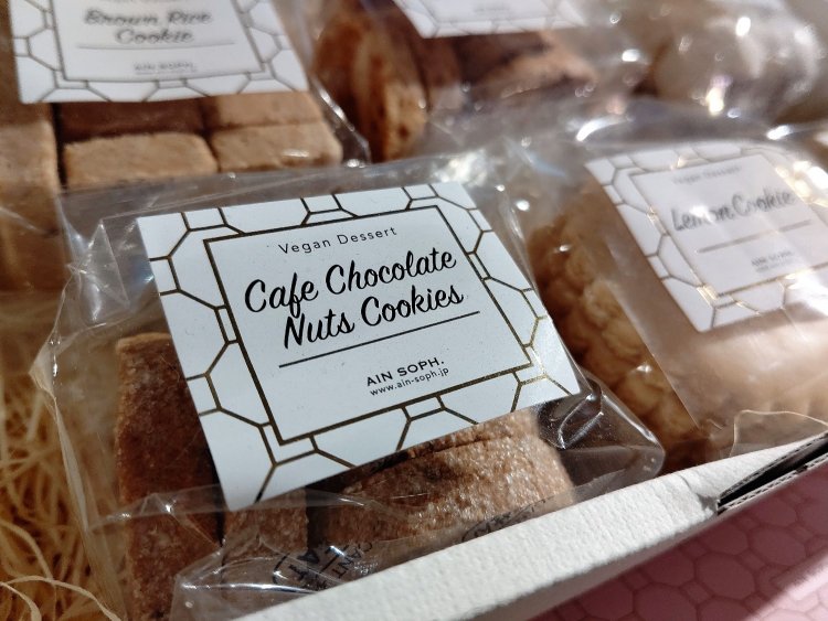 グルテンフリーのクッキーなどのお土産も買える。どれも『AIN SOPH.』のアトリエで作られたもの。