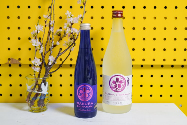 左から、「さくら白波スパークリング」、「さくら白波」720ml