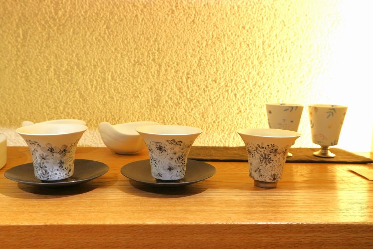 台湾・中国茶用の茶器7700円（作・矢田久美子）は、おちょこ代わりにも。