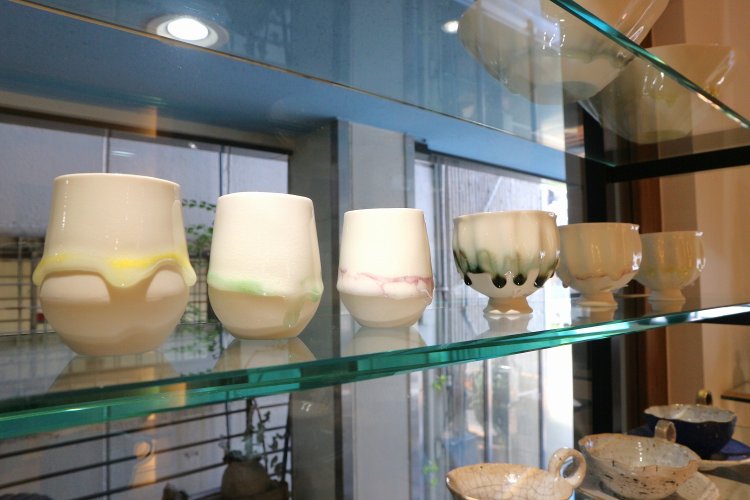 写真手前の湯のみ2200円（作・川西知沙）は、雫がしたたり落ちるようなデザインが人気。