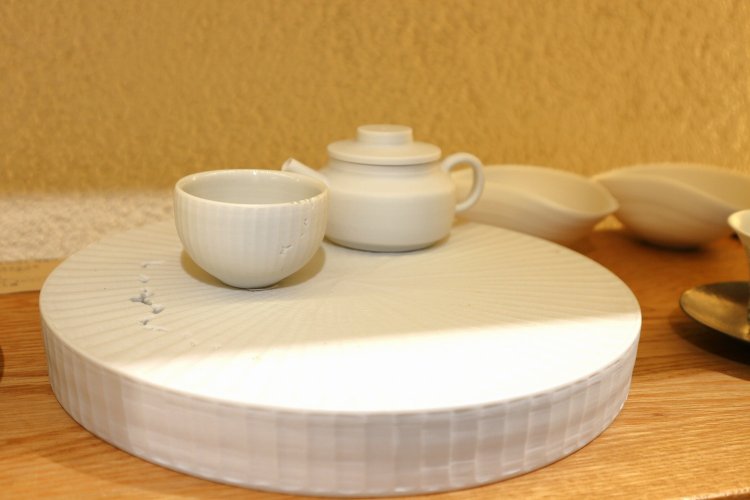 あえて“虫食い”を表現した台皿や湯呑みも（作・小林千恵）。