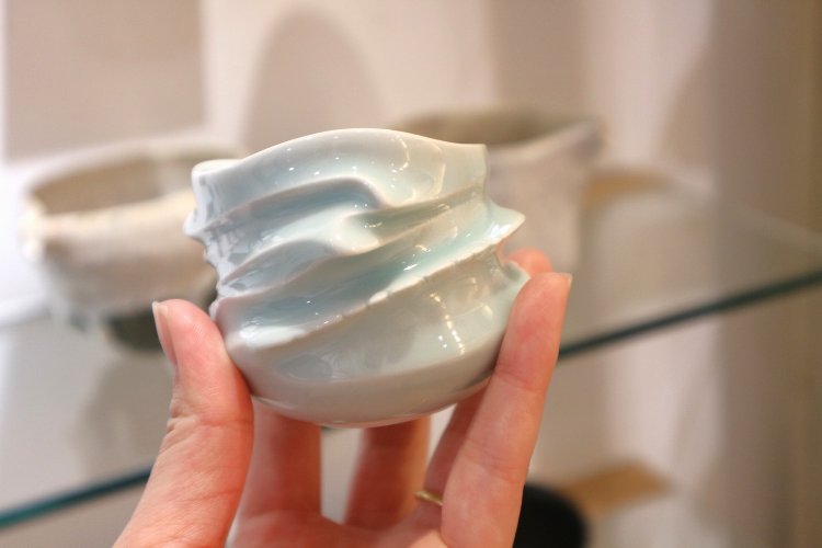 ねじったような形がユニークな青白磁ぐい呑み5940円（作・池田麻人）。