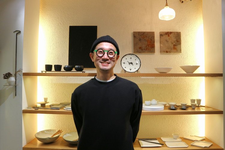 店を一人で営む佐藤謙心（けんしん）さん。「インパクトがあるから」と自身の名前を店名に入れた。