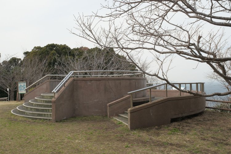 自然公園内の芝生にある展望台。第一砲台の跡らしいが、痕跡は見当たらなかった。