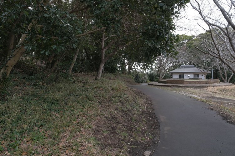 砲台跡と弾薬庫があるというのだが……。右手の花壇が第二砲台の跡で、左の茂みに弾薬庫がある。よく見るとコンクリートが見える。