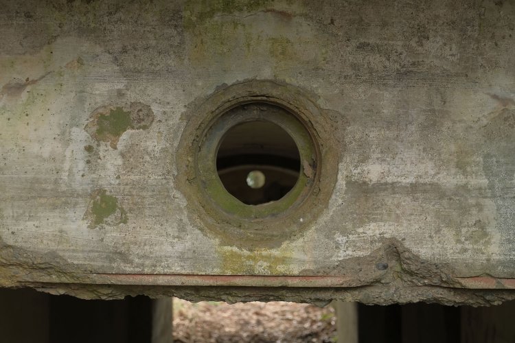 換気用の穴だろうか。弾薬庫のこちらと向こう側の上部にあった。