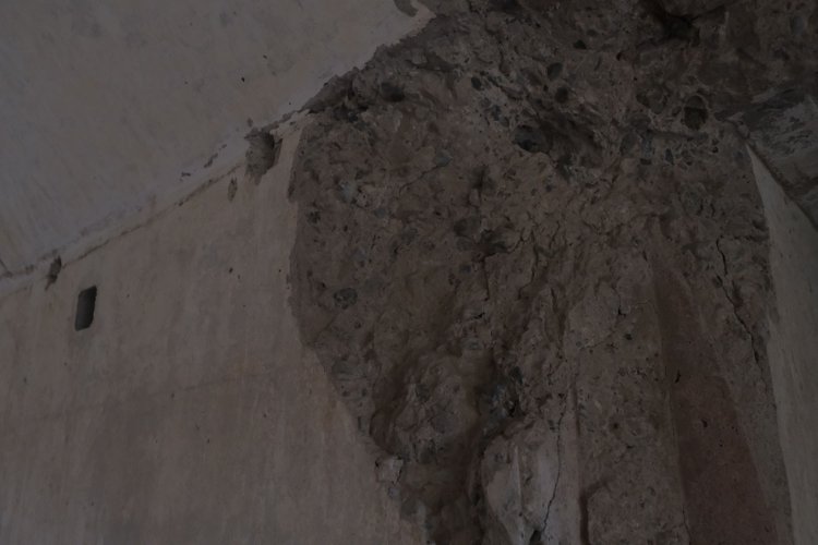 壁面を観察するとこのように崩れている箇所がある。コンクリートの内部構造が分かる。