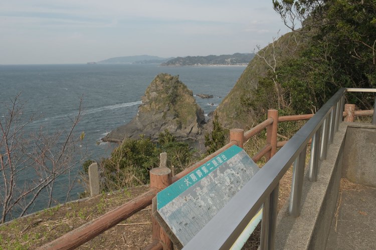 観測所は見つからなかったが、探照灯（サーチライト）の照座「第一探照灯照座」の場所は展望デッキとなっていた。