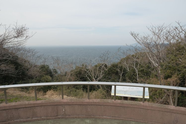 第一探照灯照座から眺める東京湾。夜間の索敵時にここから探照灯を照射したのだろう。