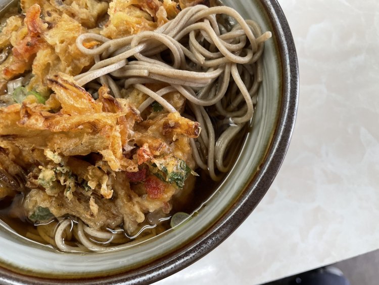 そばは乾麺の茹で置き。