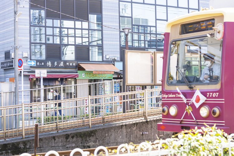 狭い店内で4人のスタッフが、毎日1000～1500個の今川焼きを焼き続ける。
