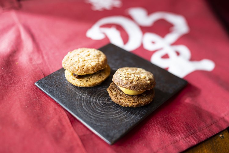 渋沢栄一にちなんで考案したオートミールクッキーサンド1個184円もあんこ入り。