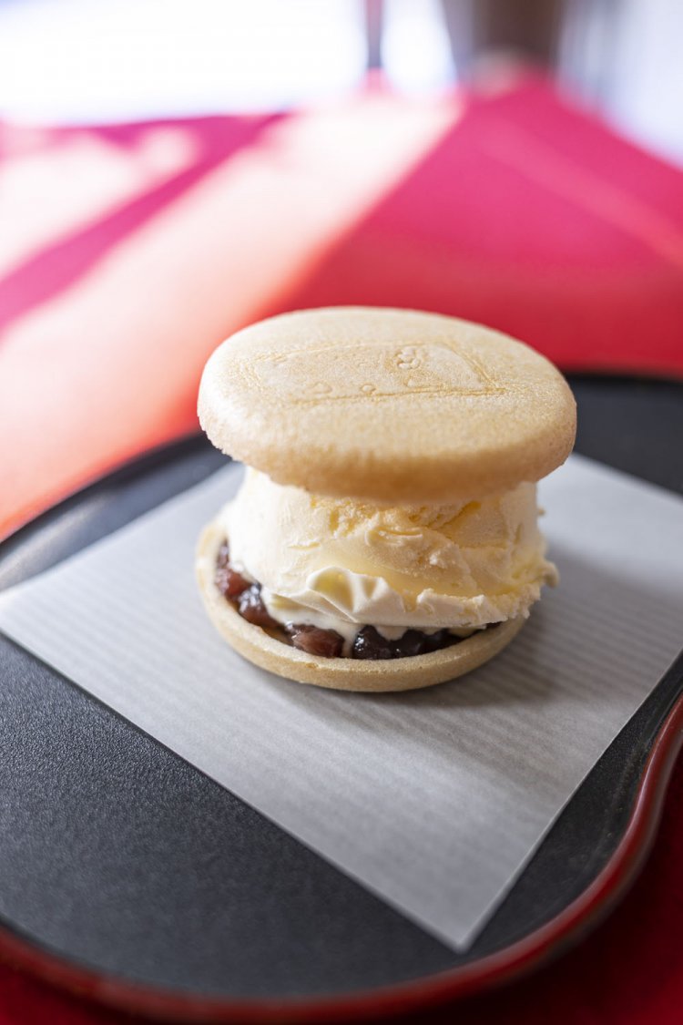 季節限定のアイスもなか（小倉あん添え）。